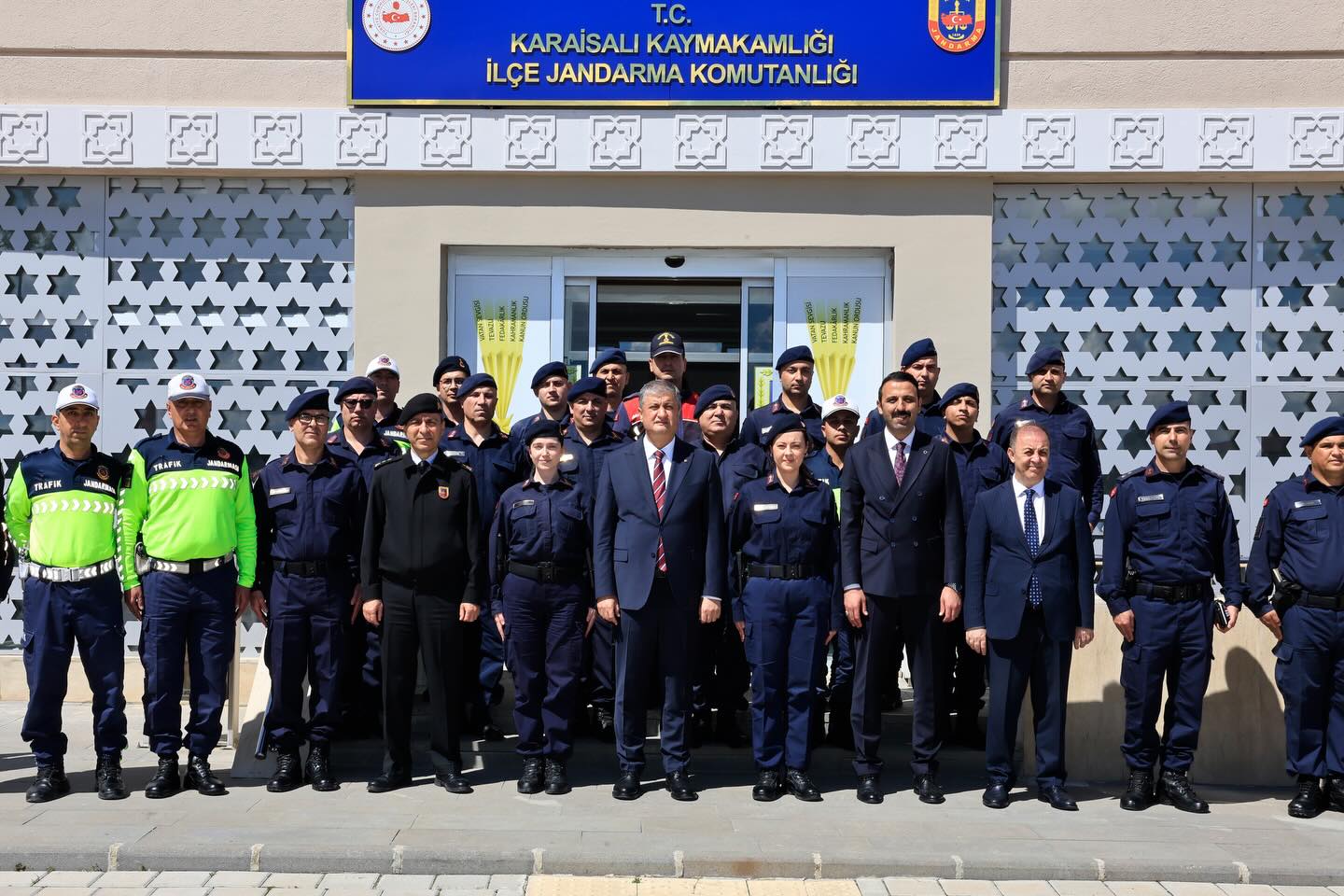 VALİ SAYIN MUSTAFA YAVUZ’DAN KARAİSALI’DA İLÇE JANDARMA KOMUTANLIĞI VE İLÇE EMNİYET MÜDÜRLÜĞÜNE ZİYARET