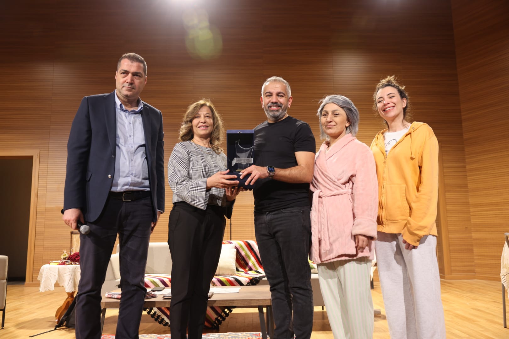 “Demans Pratiği” Tiyatro Oyunu Adana’da Sahnelendi