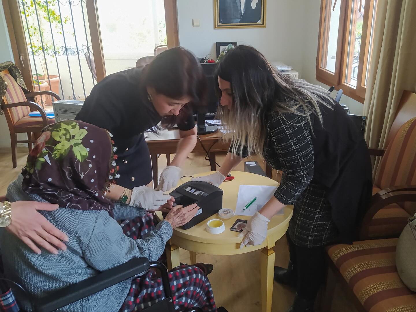 HUZUREVİ SAKİNLERİNE “YERİNDE” KİMLİK HİZMETİ