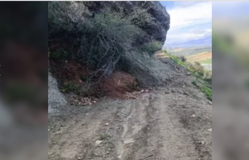 Heyelan Nedeniyle Köy Yolu Kapandı