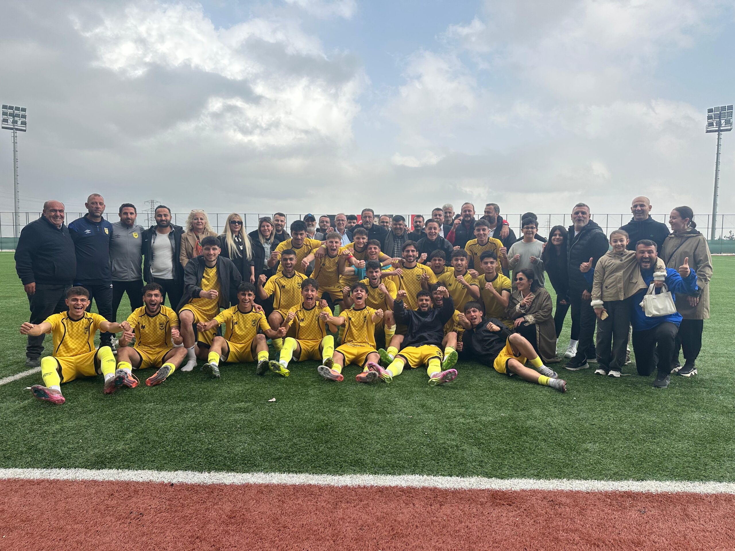 Ayhan Deniz’den U-19 takımına övgüler