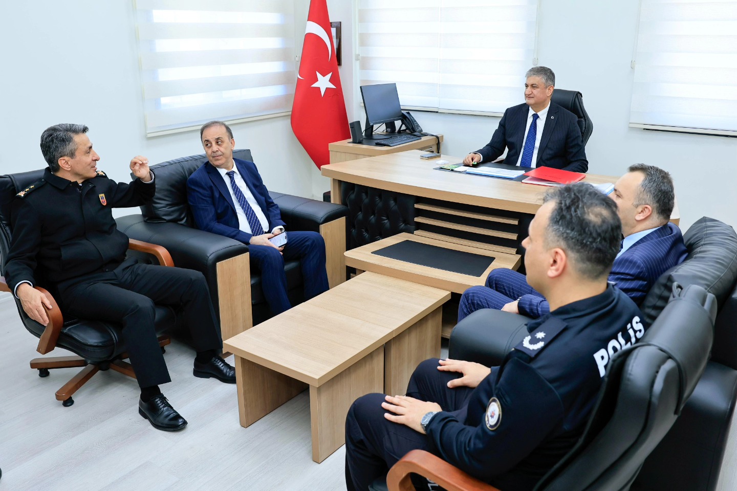 VALİ MUSTAFA YAVUZ YUMURTALIK İLÇEMİZDE YÜRÜTÜLEN GÜVENLİK ÇALIŞMALARIYLA İLGİLİ BİLGİ ALDI