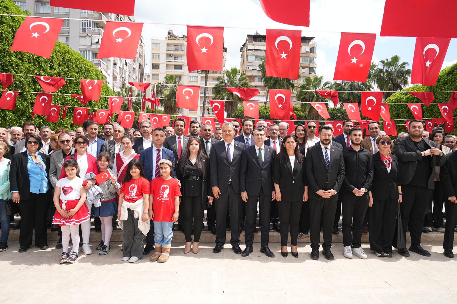 CHP Adana İl Başkanlığı, önce 23 Nisan’ı kutladı, sonra Milli Eğitim Müdürlüğü önüne kadar sessiz yürüyüş ve basın açıklaması yaptı