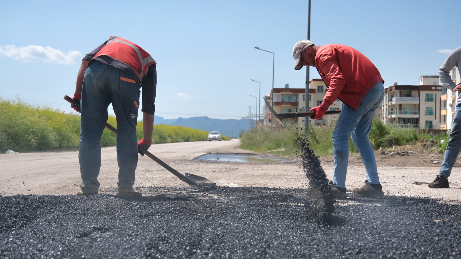 Ceyhan Belediyesi’nden Yol ve Kaldırımlarda Yoğun Mesai