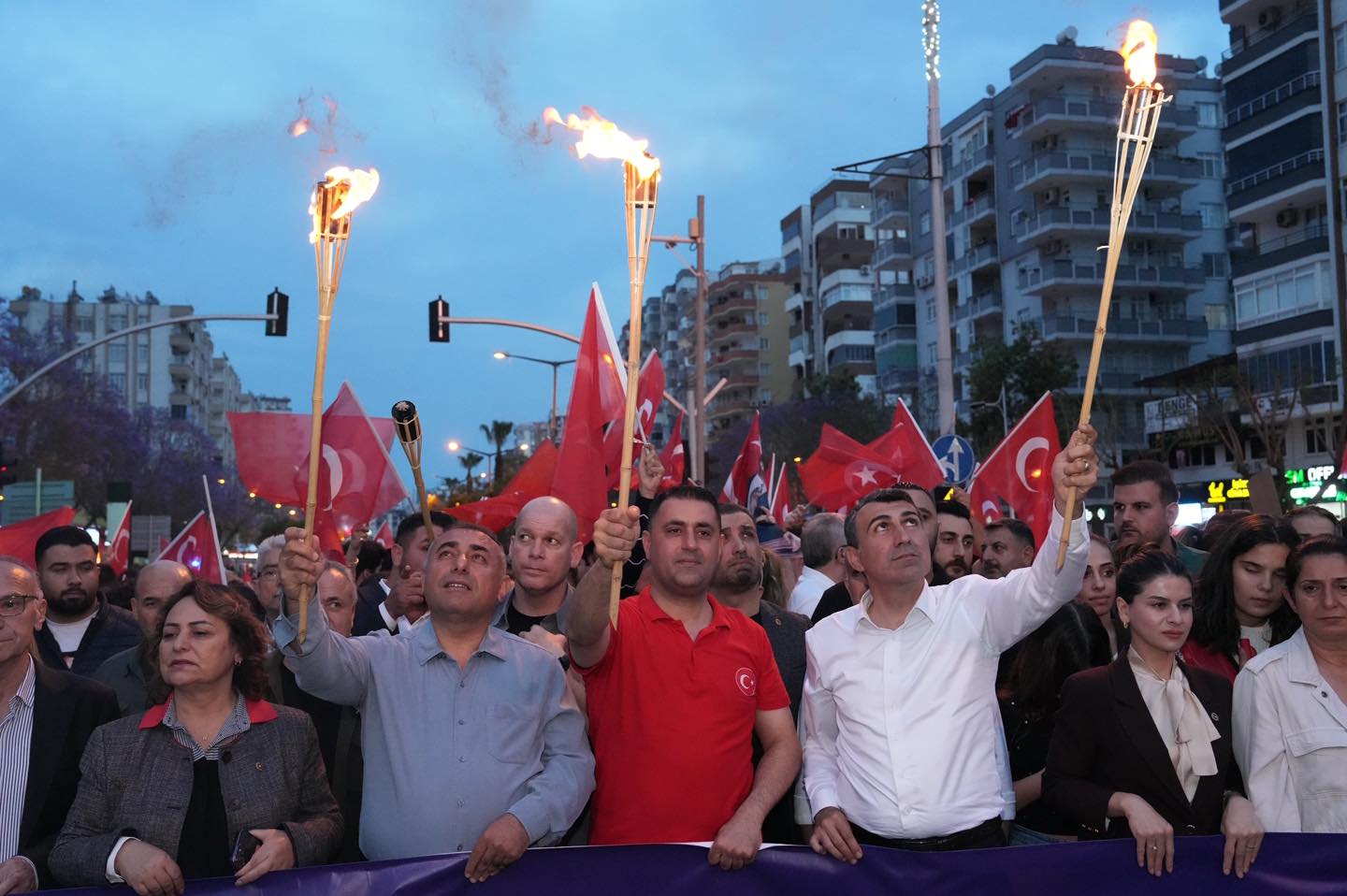 BİNLERCE ADANALI MEŞALELİ YÜRÜYÜŞ VE SİMGE KONSERİNDE BULUŞTU