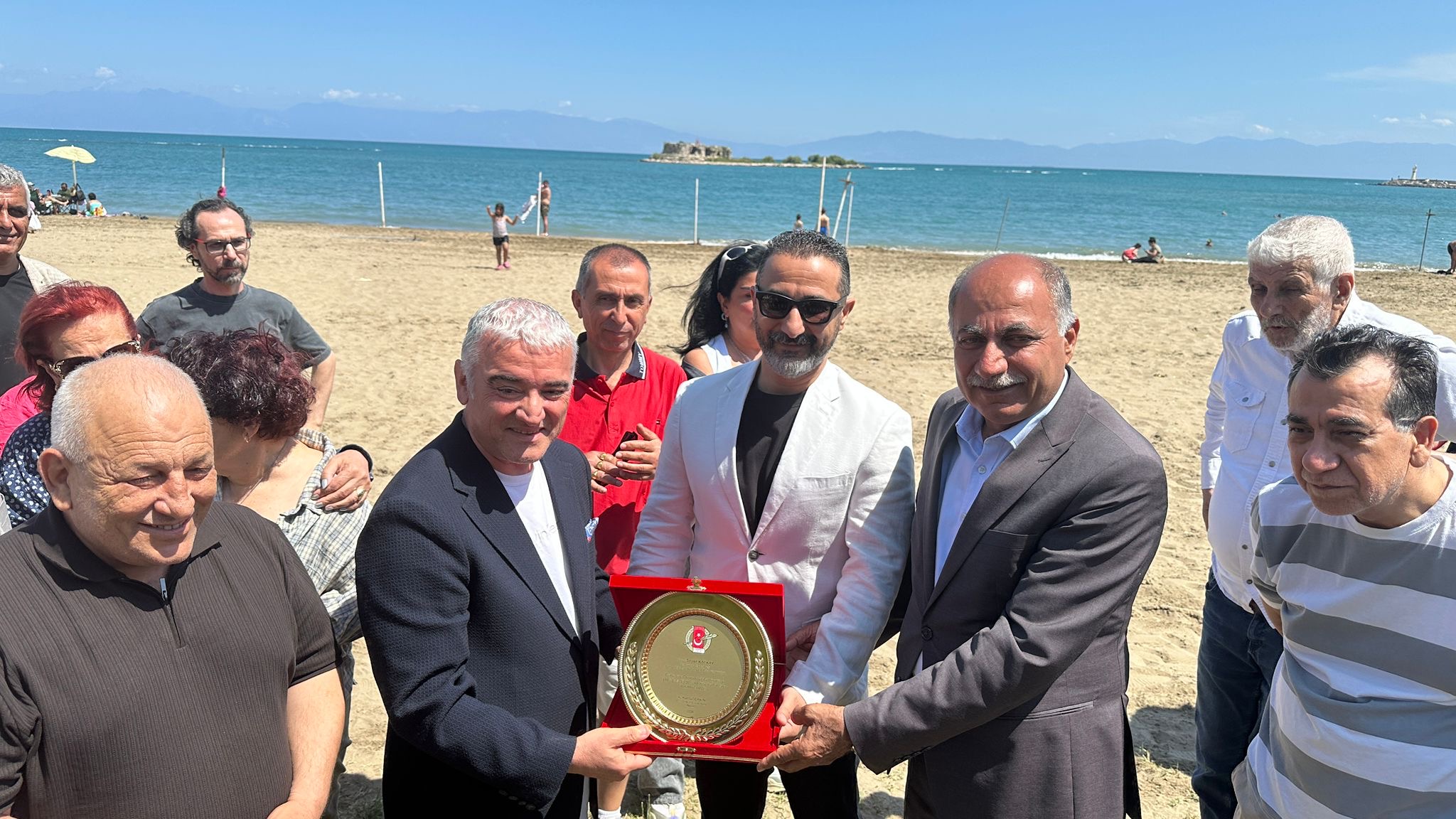 Sahilleri vatandaşa kazandıran Yumurtalık Belediye Başkanı Erdinç Altıok, ÇGC üye, eş ve çocuklarını ağırladı