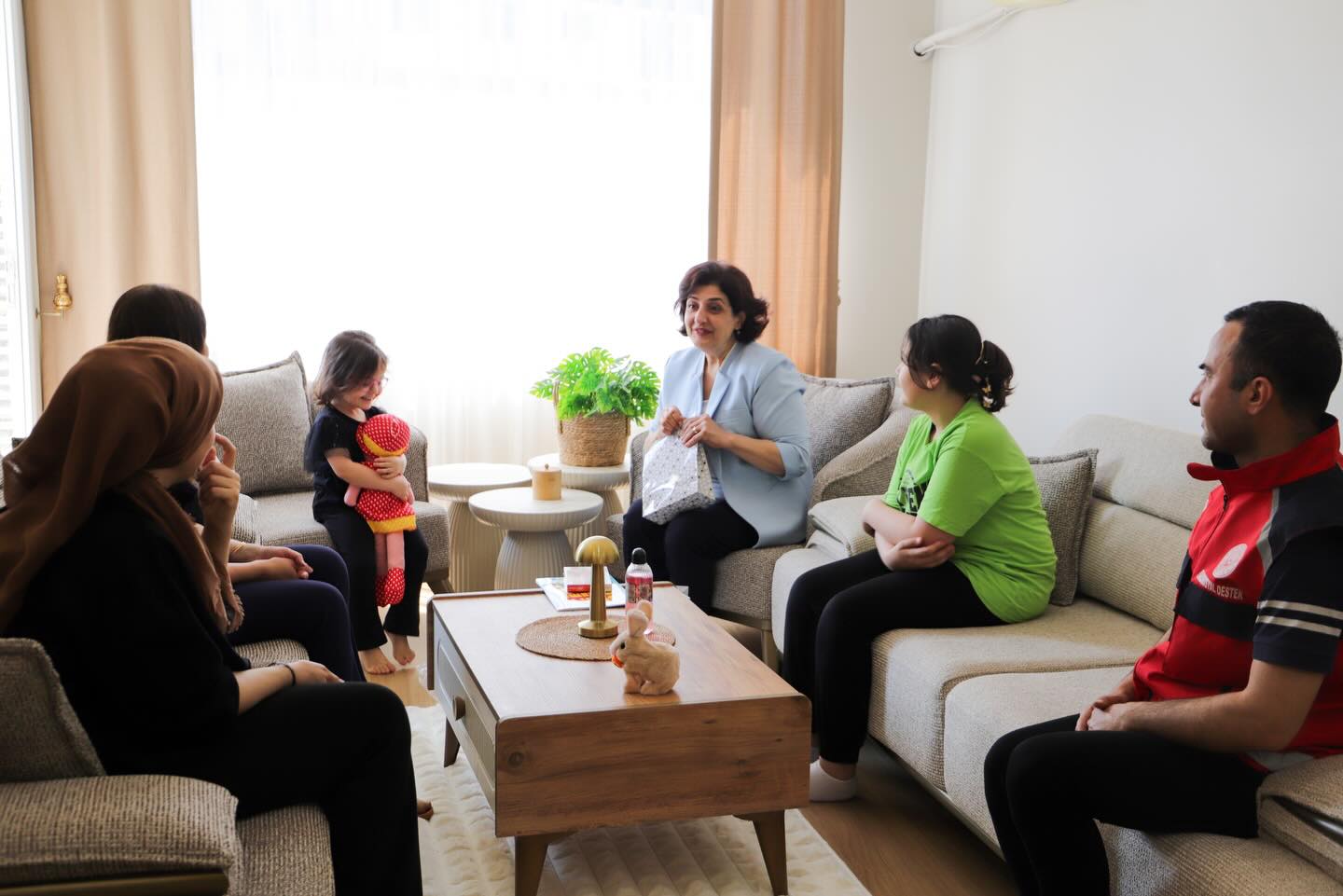 SÜREYYA YAVUZ HANIMEFENDİ’DEN ANNELER GÜNÜ ÖNCESİ SED AİLELERİNE  ANLAMLI ZİYARET