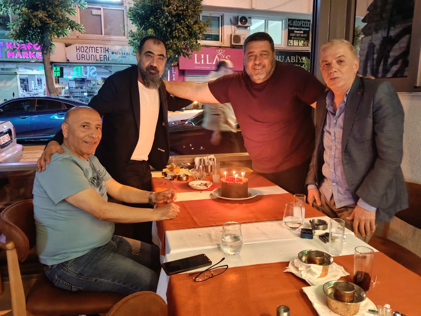 Cengiz Markaloğlu için sürpriz pasta kestiler