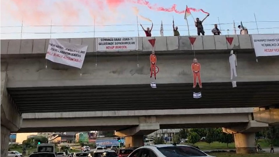 Adana’da İsrail ve ABD Protestosu: Demir Yolu Köprüsüne Çıkıp Tepki Gösterdiler