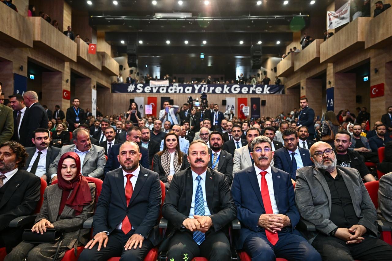 Anahtar Parti Genel Başkanı Yavuz Ağıralioğlu, Niğde’de yaptığı konuşmada, “2026 yılında biz bu emekli ücretine razı değiliz! Asgari ücrete razı değiliz!