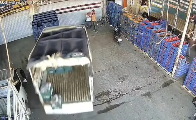 Keyifle Otururken Kamyonet Çarptı