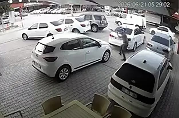 Oto Galericiye Kurşun Yağdırdılar