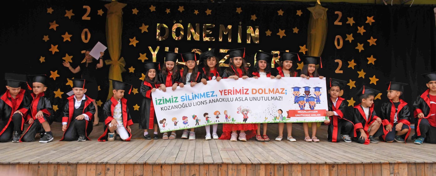 KIRMIZI HALIDA YÜRÜDÜLER, KEP FIRLATIP ŞARKILAR SÖYLEDİLER