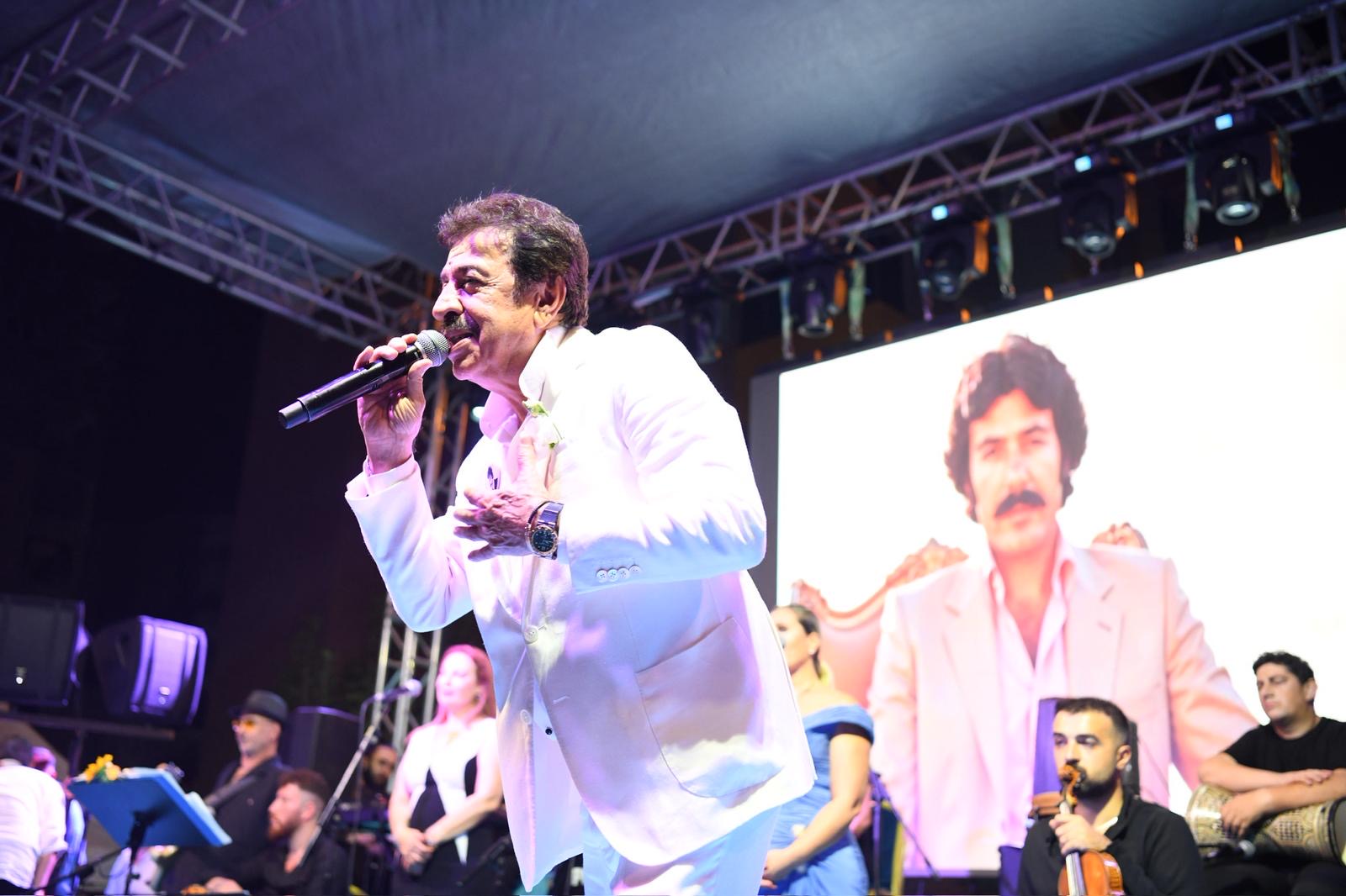 AHMET SELÇUK İLKAN’IN 50. SANAT YILI YOLCULUĞU ADANA’DA BAŞLIYOR
