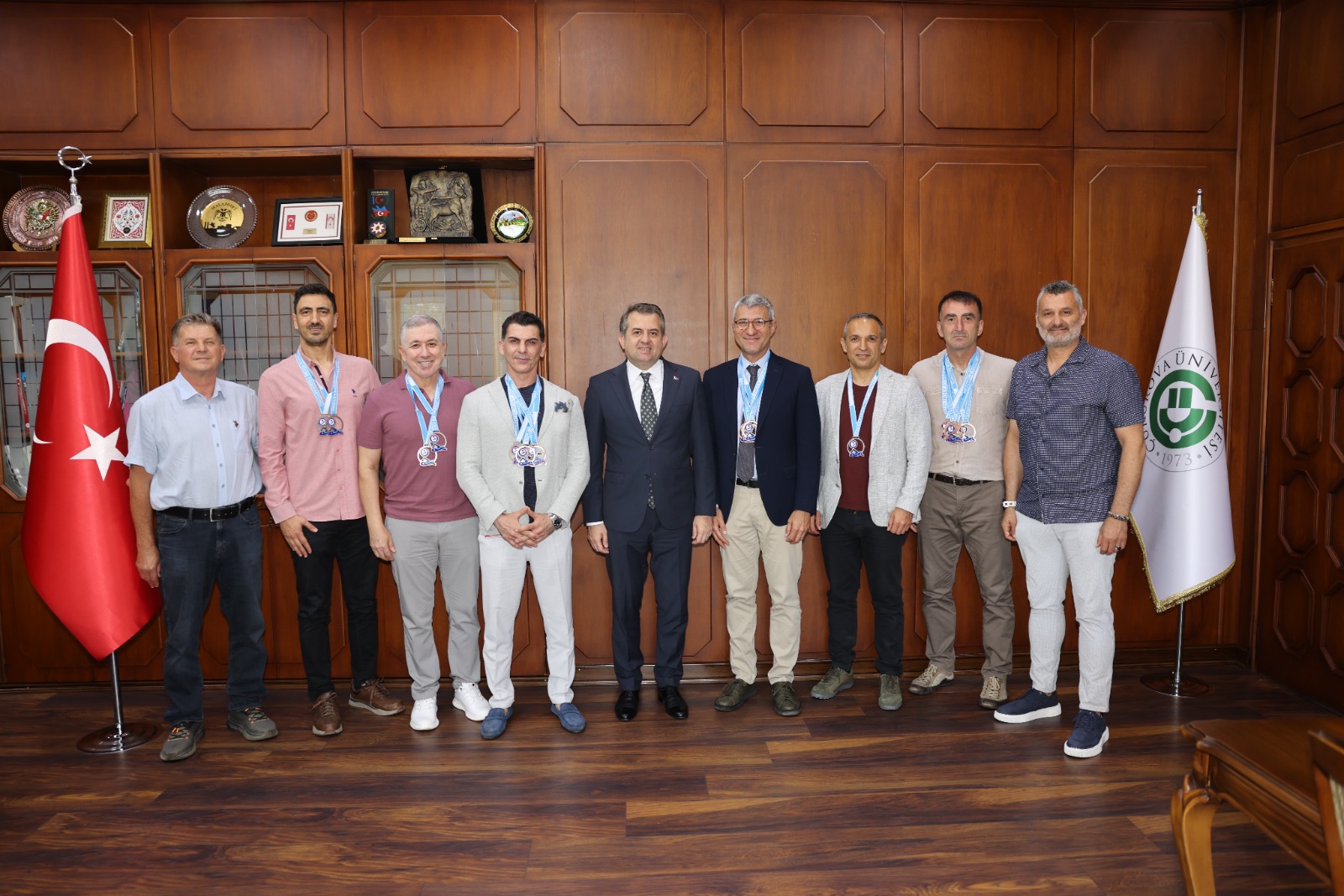 Masterlar Yüzme Şampiyonası’nda Madalya Kazanan Akademisyenlerden Rektör Beriş’e Ziyaret