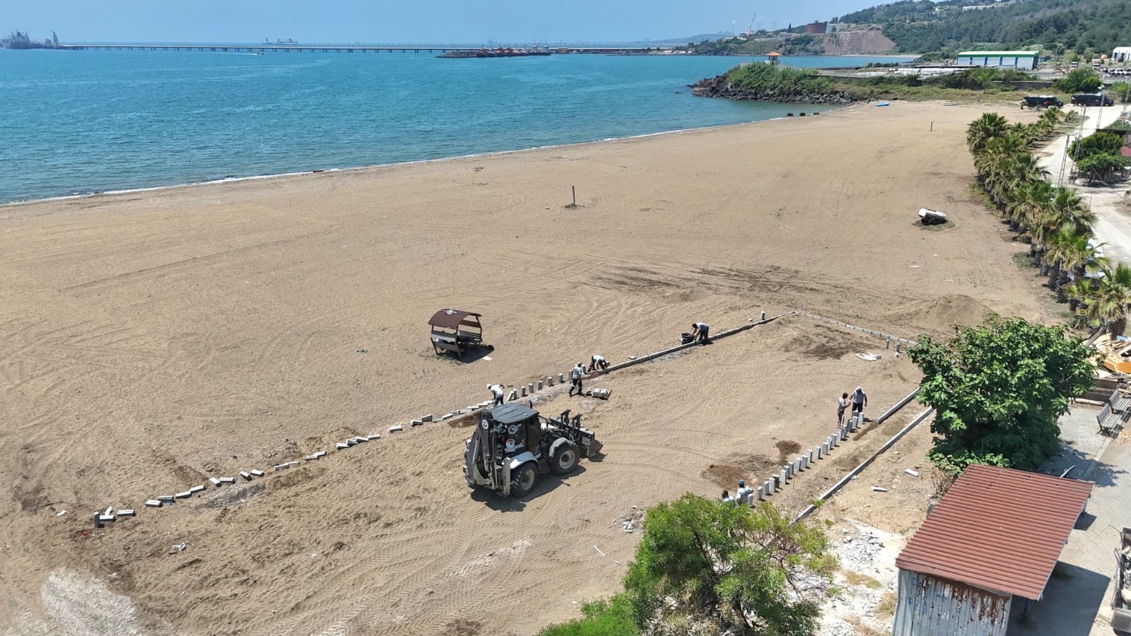 Ceyhan Belediyesi İncirli Plajı’na Modern Park Kazandırıyor