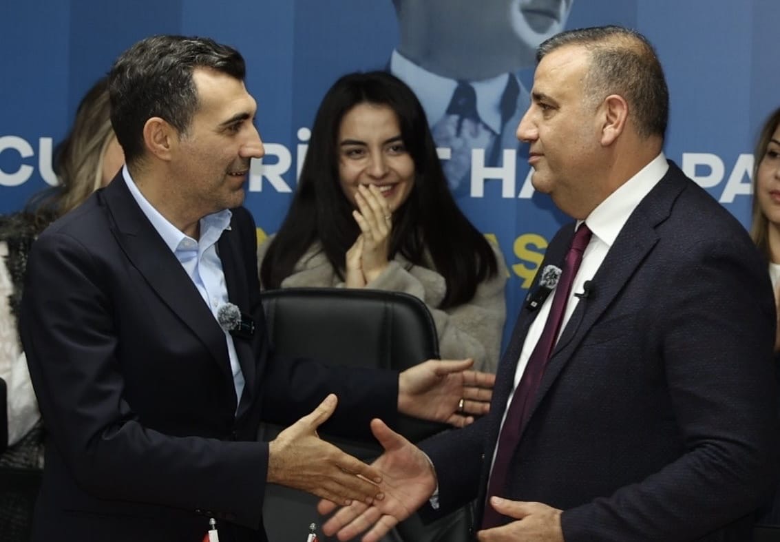 Kör Öldüğünde Badem Gözlü Olur!