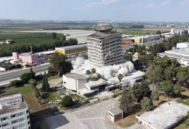 Çukobirlik Binası Saniyeler İçinde Yıkıldı