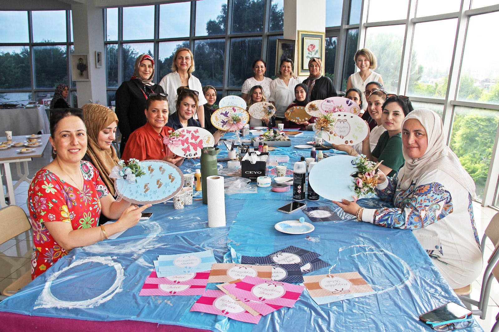 ADANA’DA ANNE ADAYLARI VE EBELER SANAT ATÖLYESİNDE BULUŞTU