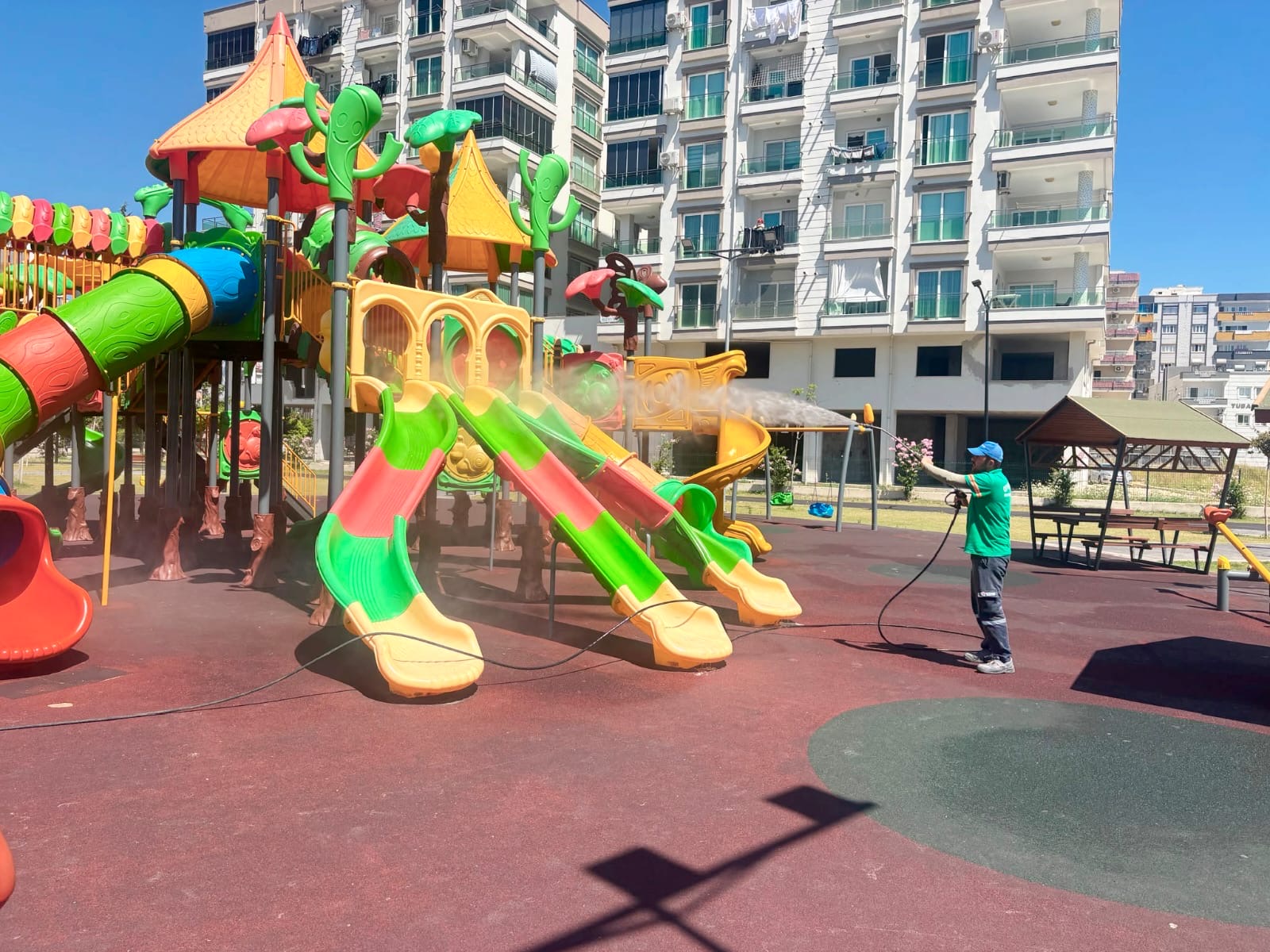 Ceyhan Belediyesi’nden Meydan ve Parklarda Kapsamlı Temizlik Çalışması