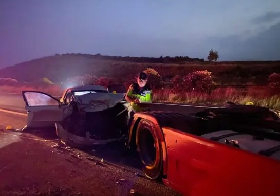 Emniyet Şeridindeki TIR’a Çarptı: 2 Ölü