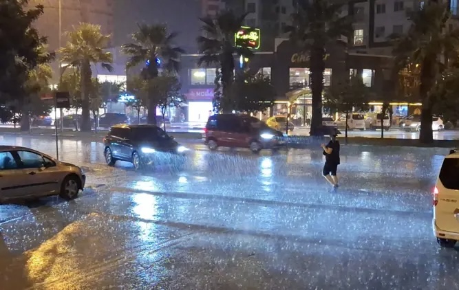 Adana’ya Birkaç Dakikalık Yağış Yeter!