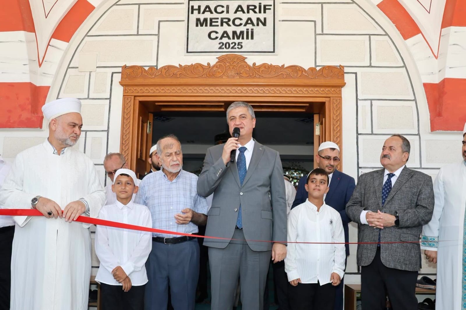 HACI ARİF MERCAN CAMİİ CUMA NAMAZIYLA İBADETE AÇILDI