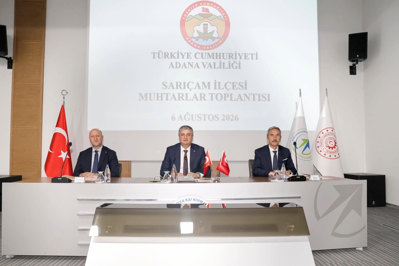 VALİ MUSTAFA YAVUZ SARIÇAM İLÇESİNİN MAHALLE MUHTARLARIYLA BİR ARAYA GELDİ