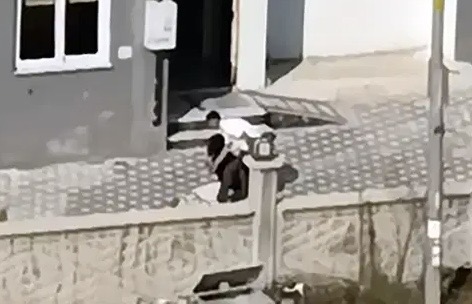 Apartman Bahçesinde Kadını Dövdü