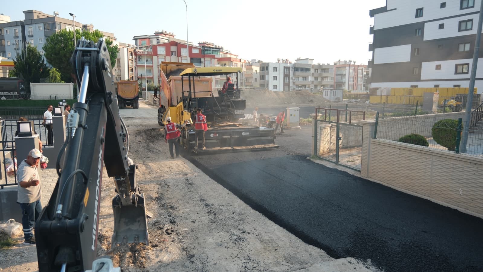 Ceyhan Belediyesi Asfalt Seferberliğini Sürdürüyor