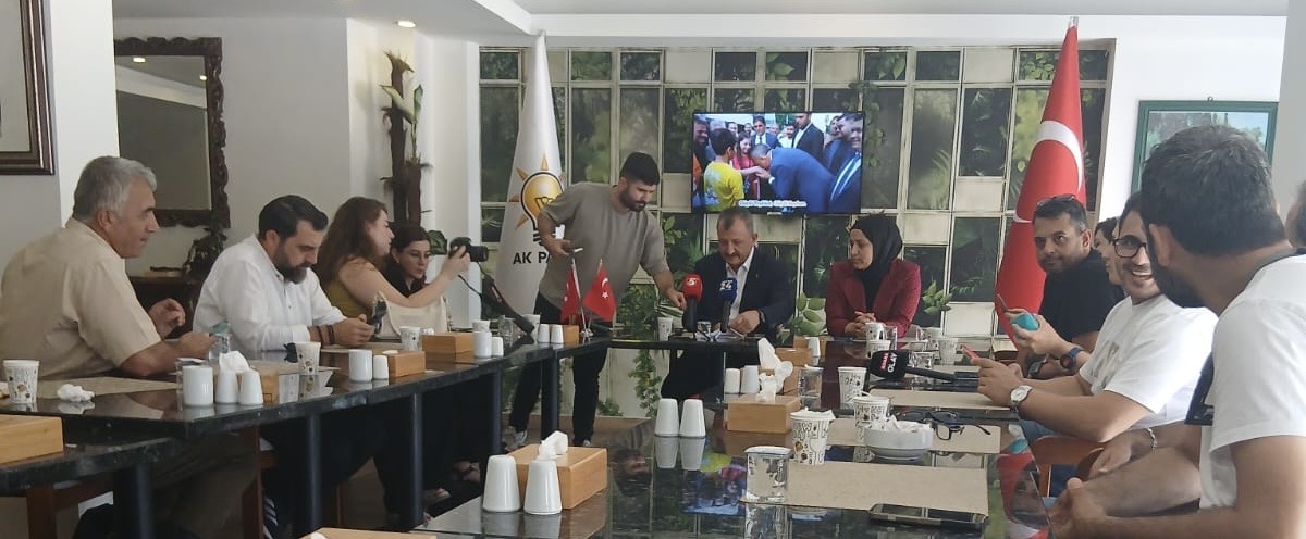 AK Parti Seyhan’da Basınla Buluştu: “Kapımız Her Zaman Açık Olacak”