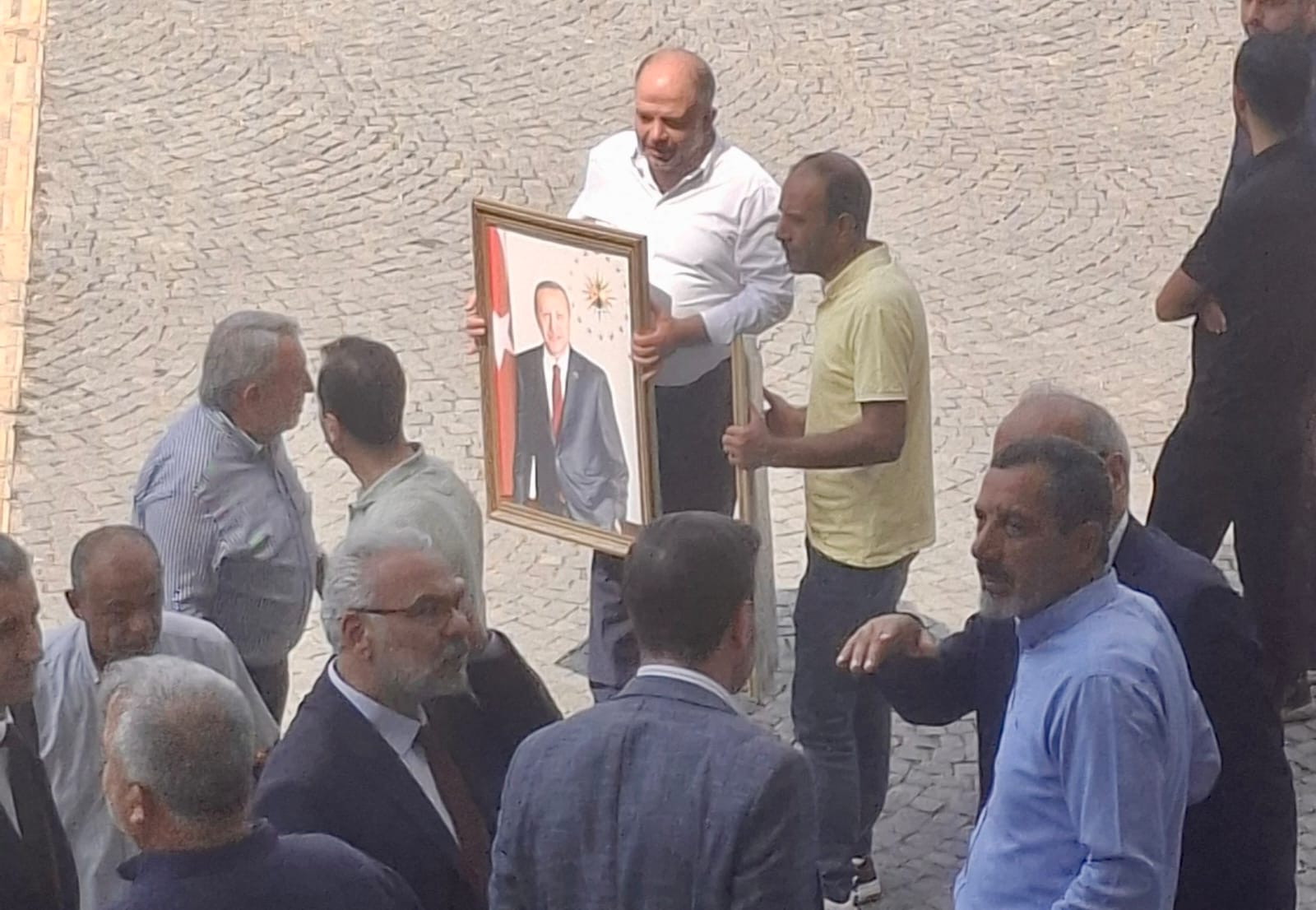 ERDOĞAN’IN FOTOĞRAFINI BELEDİYEYE GETİRDİLER MECLİS ÜYELERİ FOTOĞRAFIN ÖNÜNDE HATIRA KARESi ÇEKTİRDİ