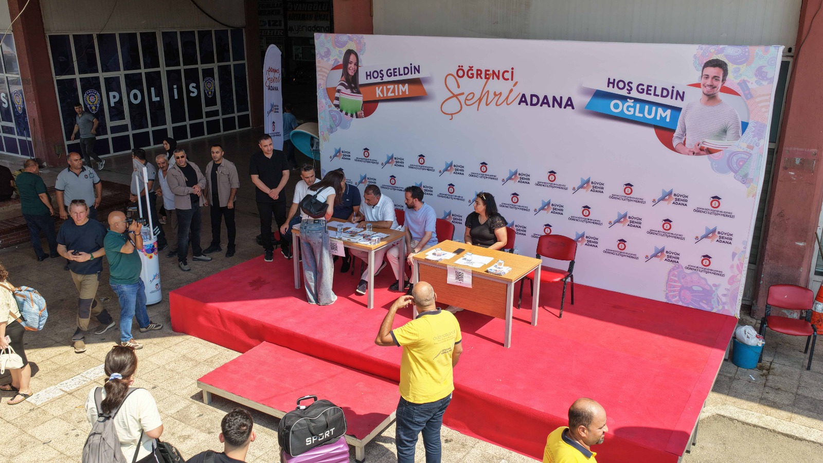 Adana’ya öğrenim görmeye gelen gençleri Büyükşehir yalnız bırakmadı  Güngör Geçer: “Öğrencilerimizin her zaman yanında olacağız.”