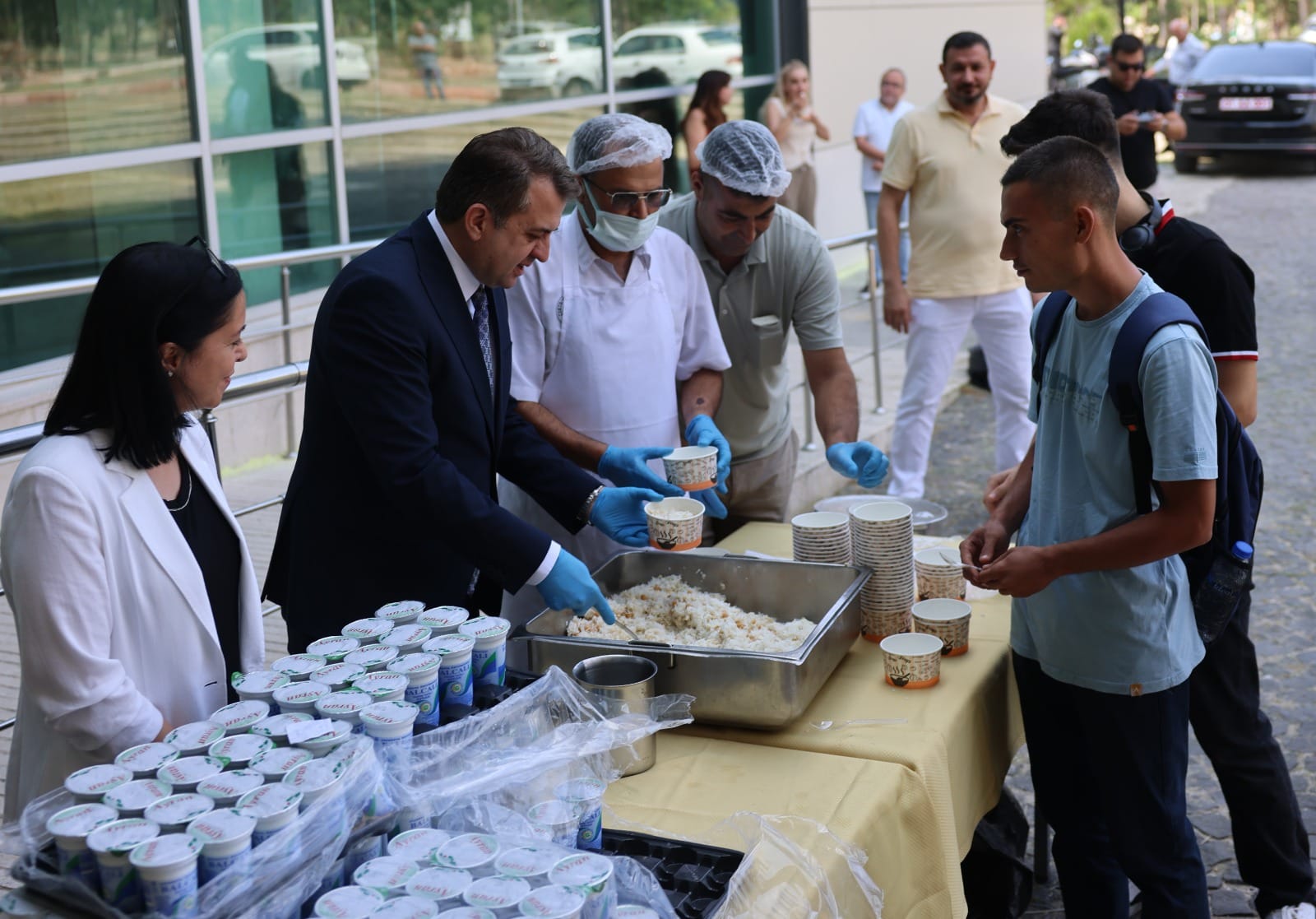 Çukurova Üniversitesi Üçüncü Geleneksel Tavuklu Pilav Günü’nde Rektör Beriş, Öğrencilerle Bir Araya Geldi