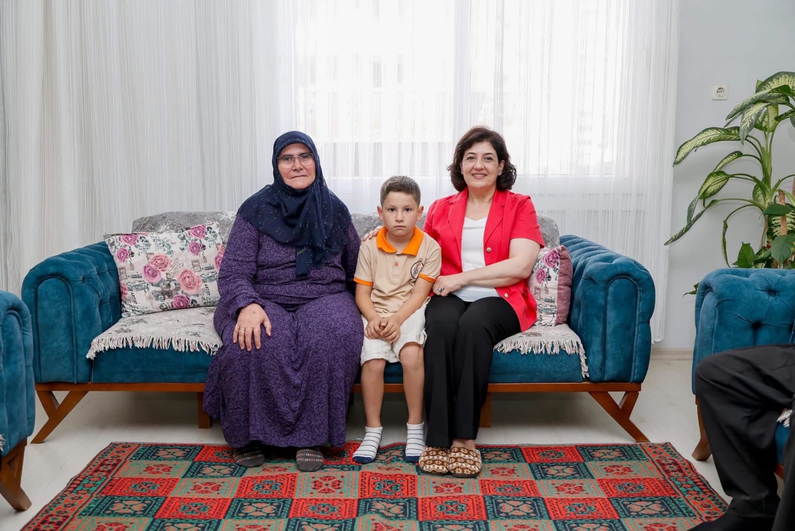 SÜREYYA YAVUZ HANIMEFENDİ ŞEHİTLERİMİZİN AİLELERİNİ ZİYARET ETTİ