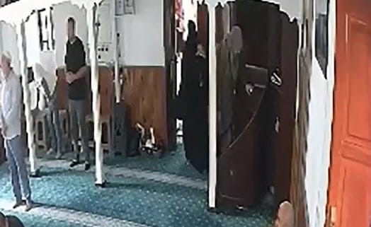 Camiye Namaza Geldi; Altınlarını Çaldılar